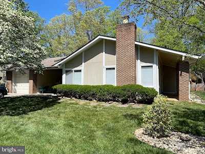 225 W Meadowland Ln W Sterling, VA 20164
