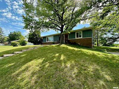 6311 N Robinwood Dr Peoria, IL 61614