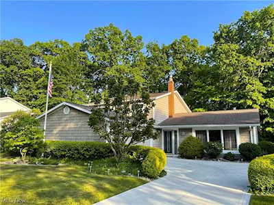 8410 Markwood Dr Mentor, OH 44060