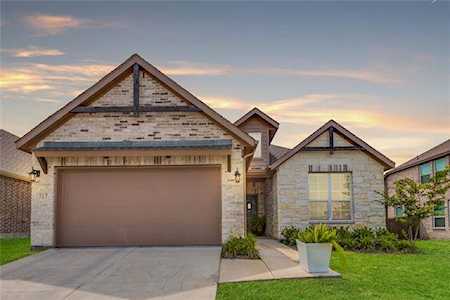 717 Woodcrest Drive Ennis, TX 75119