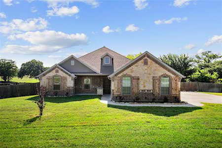 180 Briar Meadows Circle Azle, TX 76020
