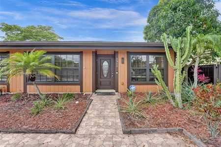 2320 Poinsetta Ct Pembroke Pines, FL 33026
