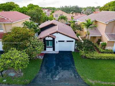 6321 NW 180th Ter Hialeah, FL 33015
