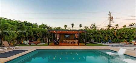 2045 NE 202nd St Miami, FL 33179