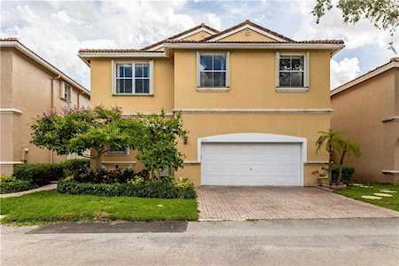 1050 Oysterwood St Hollywood, FL 33019