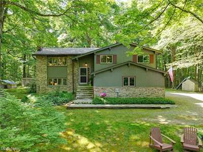 17401 Curry Ln Chagrin Falls, OH 44023