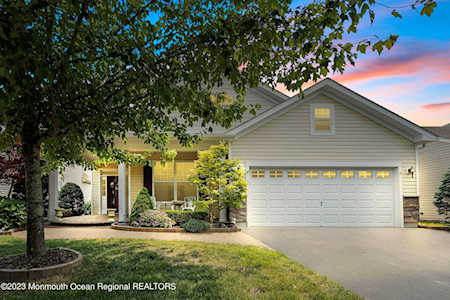 51 Huntington Dr Jackson, NJ 08527