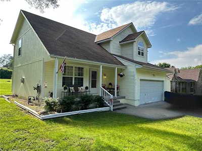 2104 S Queen Ridge Dr Independence, MO 64050