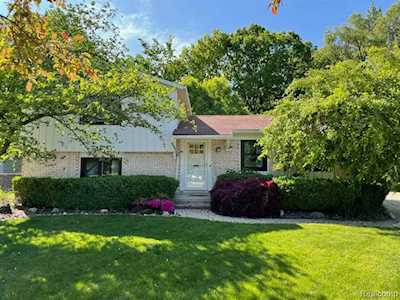 17351 Kuecken Clinton Township, MI 48038