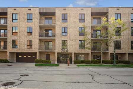724 12th St #306 Wilmette, IL 60091