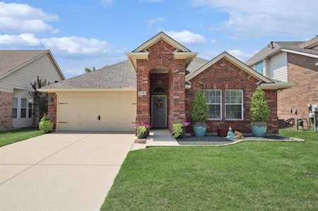 5725 Meadowglen Drive Denton, TX 76226