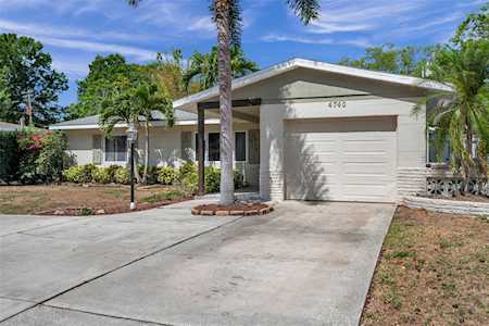 4740 Lake Charles Dr N Kenneth City, FL 33709