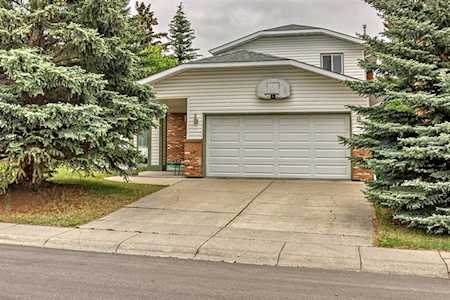 20 Woodmont Dr SW Calgary, AB T2W 4S5