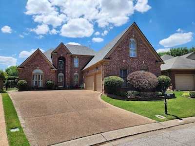 591 W Warwick Oaks Dr Collierville, TN 38017