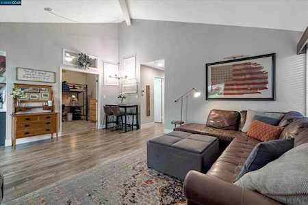 694 La Corso Dr Walnut Creek, CA 94598