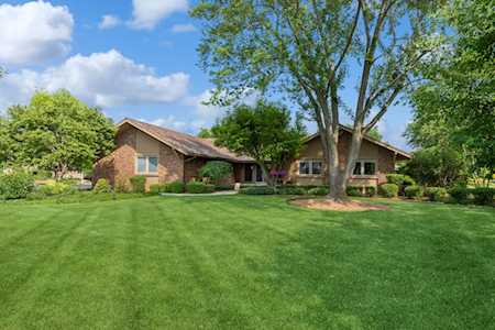 8 Harvard Ln Hawthorn Woods, IL 60047