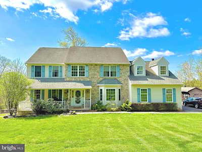214 Hollowbush Ln Perkiomenville, PA 18074