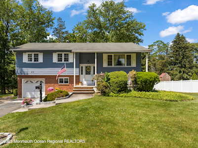 23 Holiday Rd Manalapan, NJ 07726