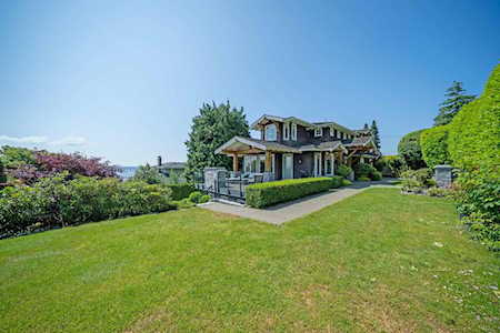 2210 Palmerston Avenue West Vancouver, BC V7V 2V8
