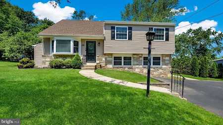 209 Hampshire Dr Chalfont, PA 18914