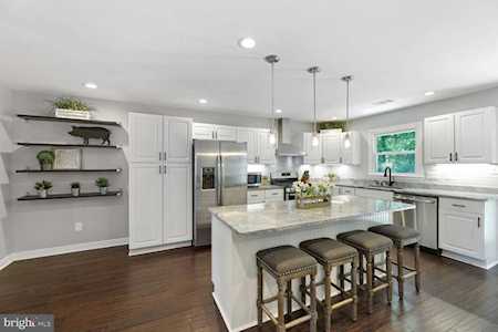 7179 Lake Cove Dr Alexandria, VA 22315