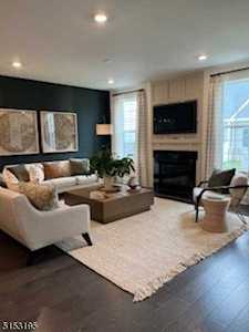 33 Higbie Way Morris Plains Boro, NJ 07950