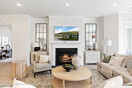 39 Sanctuary Ln #81 Farmingdale, NJ 07727