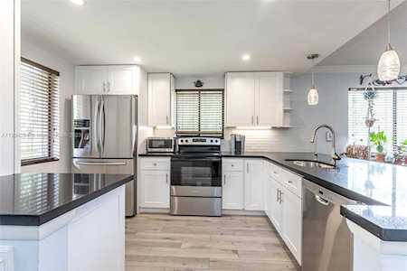 431 Lakeview Dr #201 Weston, FL 33326