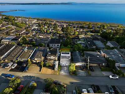 14736 Oxenham Avenue White Rock, BC V4B 2H7