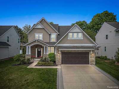 21273 Laurelwood Farmington, MI 48336