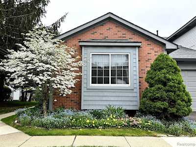 526 Winwood Circle Walled Lake, MI 48390