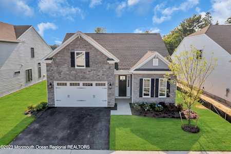 39 Pasture Dr Farmingdale, NJ 07727