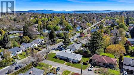 973 West Runnymede Place Oak Bay, BC V8S2V8