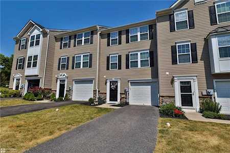 16 Red Rose Ln Easton, PA 18045