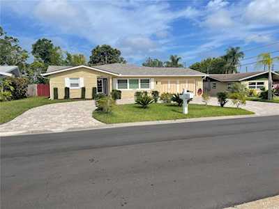 92 Oakwood Dr Dunedin, FL 34698
