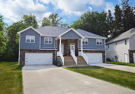 150 Whispering Pines Dr Fenton, MI 48430