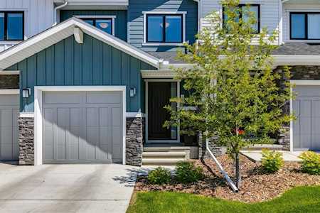 132 Crestridge Common SW Calgary, AB T3B 6J5