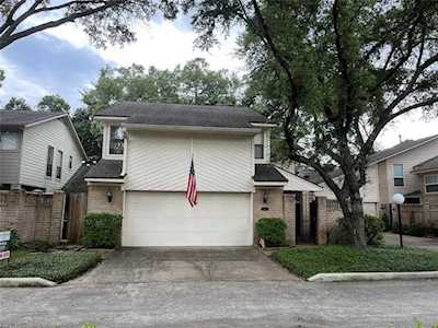 8021 W Oakwood Ct Houston, TX 77040