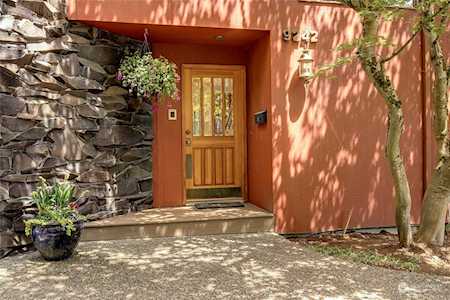 9242 SE 46th St Mercer Island, WA 98040