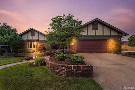 26244 Lawrence Dr Dearborn Heights, MI 48127