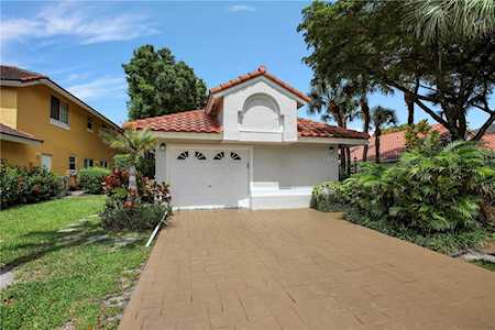 604 Misty Oaks Ln Pompano Beach, FL 33069