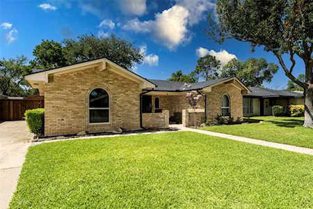1616 Lexington Place Bedford, TX 76022