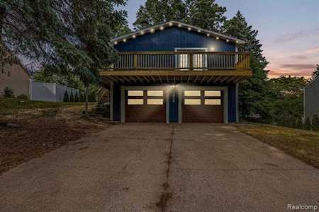 372 Woodlake Dr Brighton, MI 48116