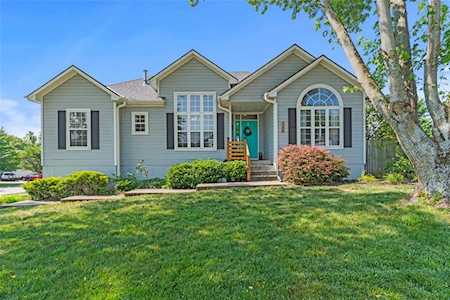 1820 Kenwood Dr Blue Springs, MO 64014