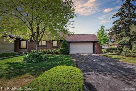 1140 Concord Ct Northville, MI 48167