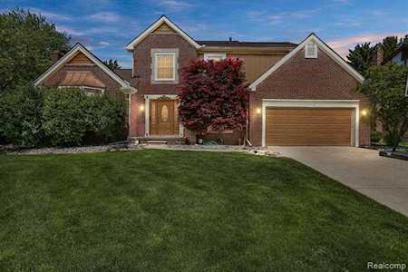 44740 Huntingcross Dr Novi, MI 48375