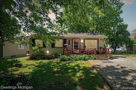 5048 Walsh Dr Brighton Twp, MI 48114
