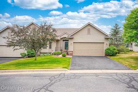 6146 Green Ash Dr Brighton, MI 48116