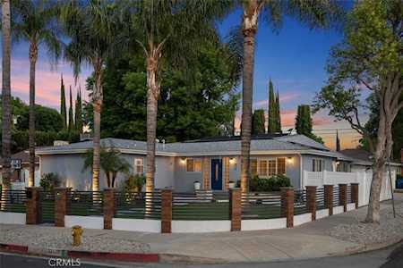 22320 Kittridge St Woodland Hills, CA 91303