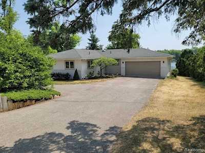 2691 S Hacker Rd Brighton Twp, MI 48114